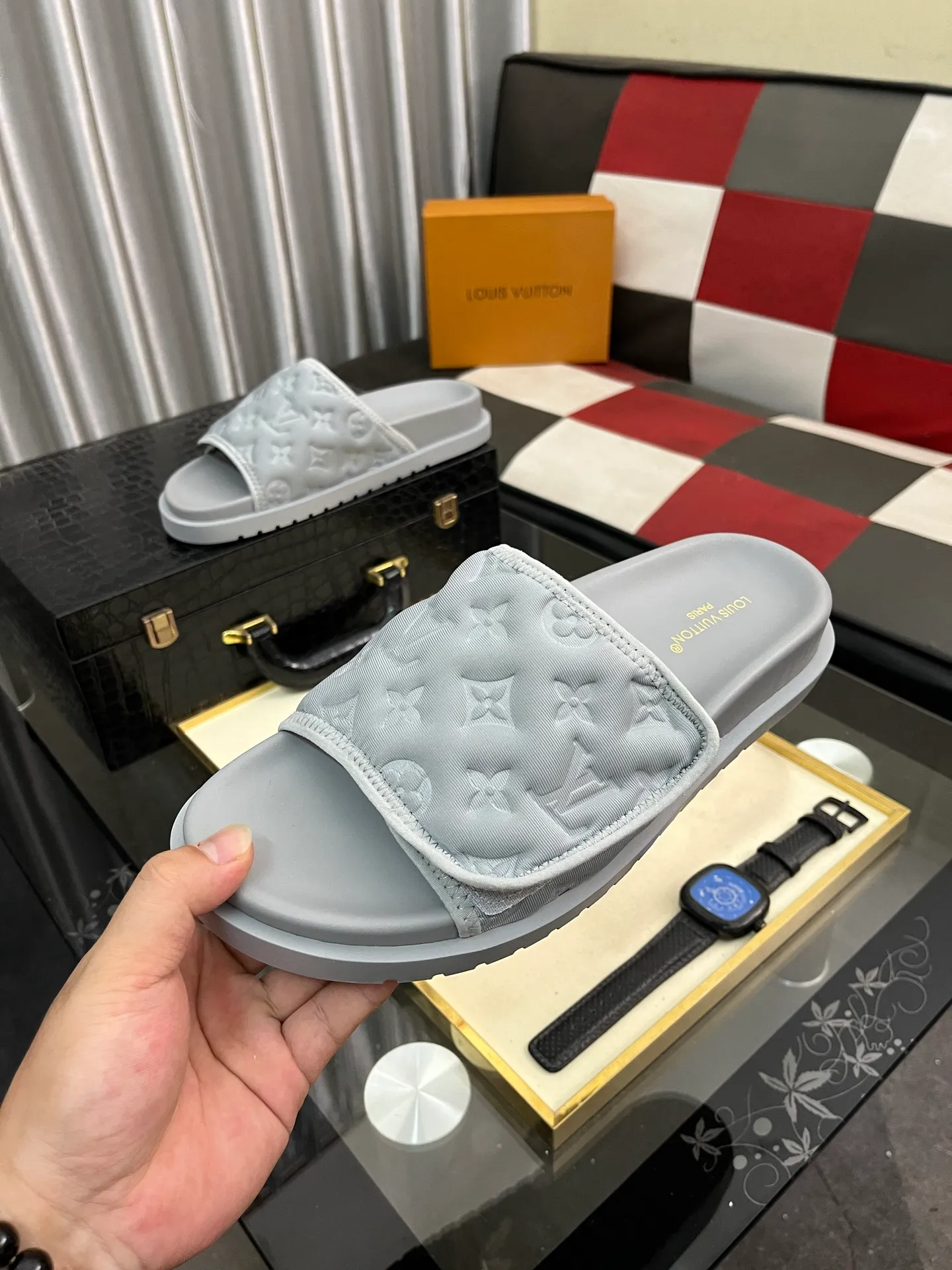 Men's men's shoes💰320⌚️⌚️[Louis Vuitton LV slippers] (high-end cowhide) counter 1:1 fashion style summer must-have! The designer used LV’s iconic outsole. The original simple slippers instantly become fashionable! The upper is made of flexible special cowhide leather straps alternately, and the workmanship is exquisite! A must-have for stylish men in summer, size 38-44